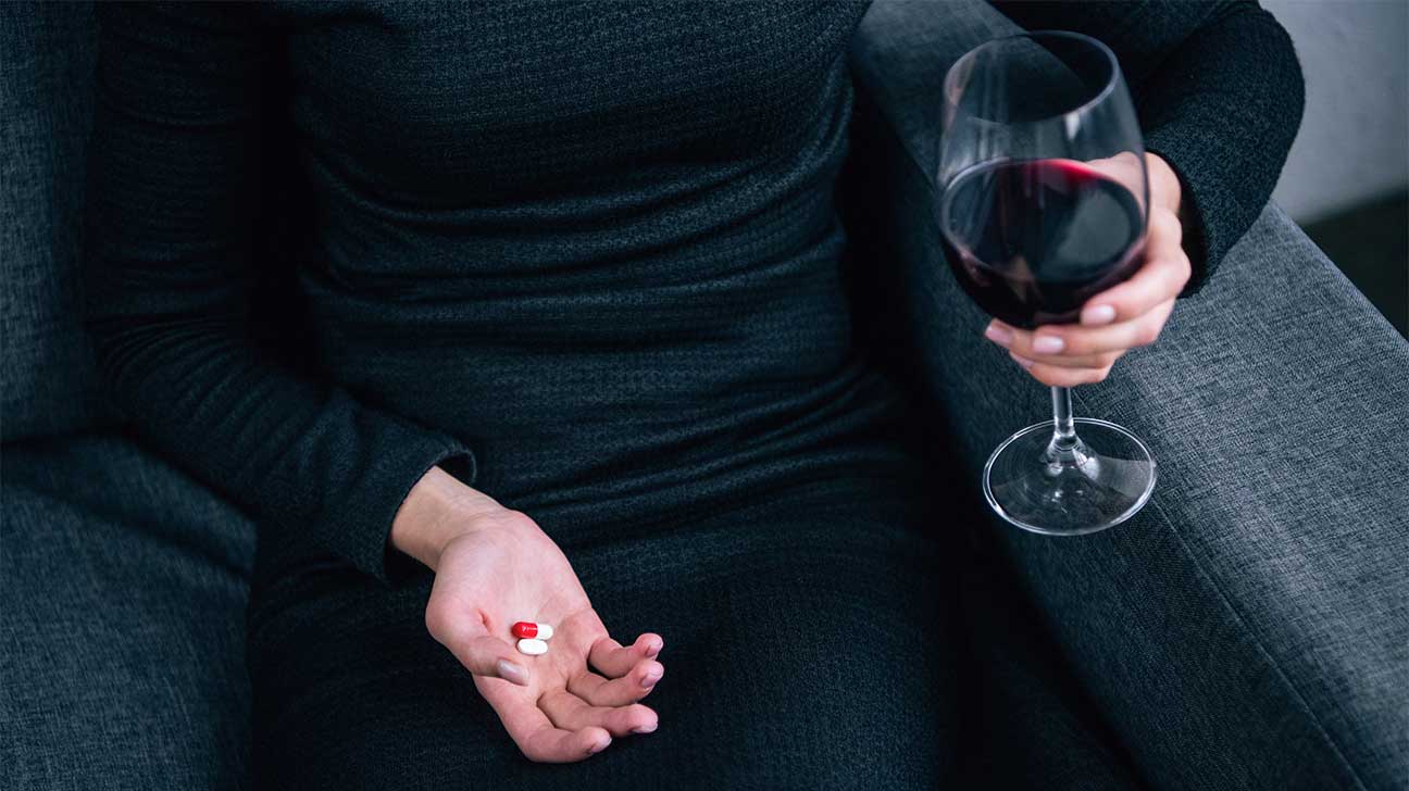 Девочка с бокалом вина без лица